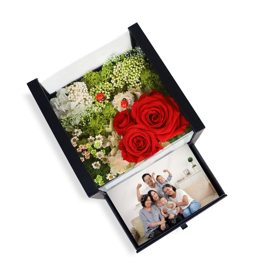 PR2317 Queen’s Pursuit (Preserved Flowers with Personalised Photo)